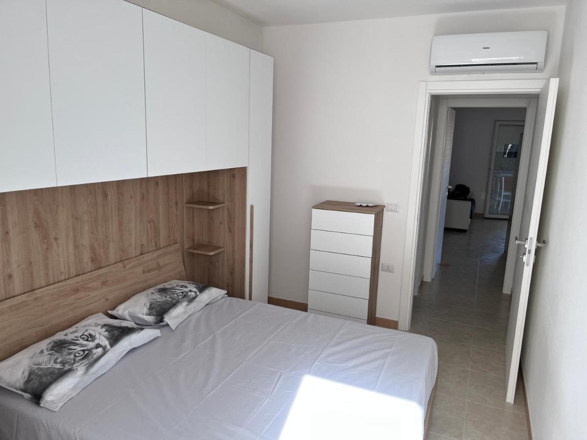 Residence Le Maree Porto Pino Bagian luar foto